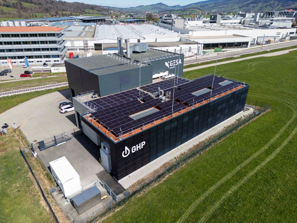 BULLE  LE 25 MARS 2024. Gruyère Hydrogen Power SA (GHP) a été fondé en juin 2021 par Gruyère Energie SA,  est appuyée depuis l'an dernier par le constructeur de moteurs Liebherr, et les transports public Fribourgeois.  Le site de production d'hydrogène (Photo )  et directement relié a l'usine liebherr, qui développe de nouveaux moteurs à hydrogène.   ©  (24 HEURES /Jean-Paul Guinnard)