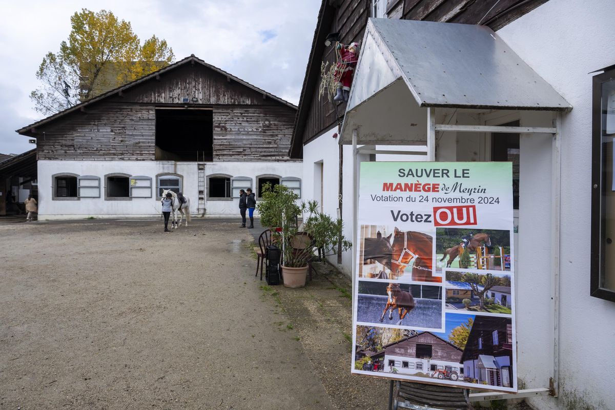 Affiche de votation devant le manège de Meyrin, avec slogan ’Sauver le manège de Meyrin, Votez OUI’, préparant les votations du 24 novembre 2024.
