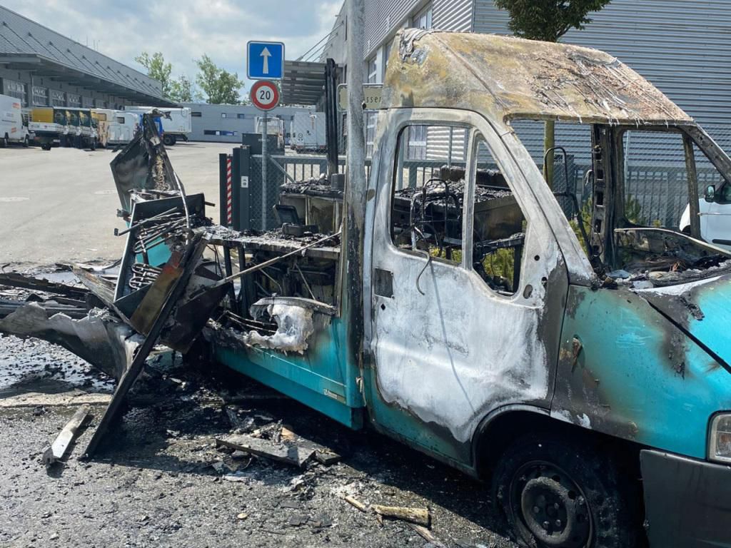 Un food-truck a été totalement anéantit par une explosion suivie d'un incendie jeudi à Rothenburg (LU).