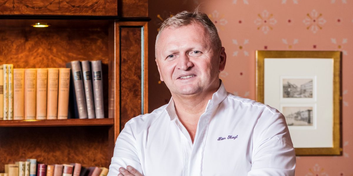 Auszeichnung-Cheval-Blanc-Chefkoch-Peter-Knogl-wird-Ehrenspaleb-rglemer
