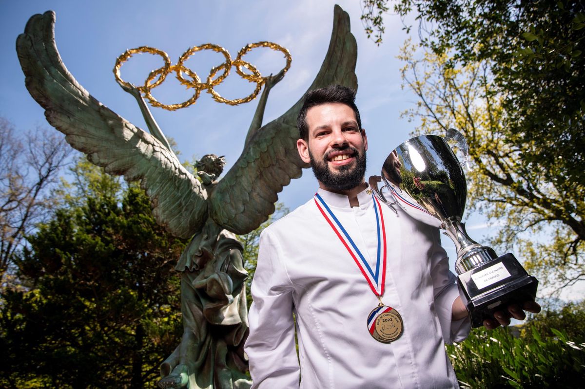 Lausanne, 18 avril 2022, Tiago Jesus, sacré champion du monde des écaillers en présentant son travail sur le thème de l'olympisme.   ©Florian Cella