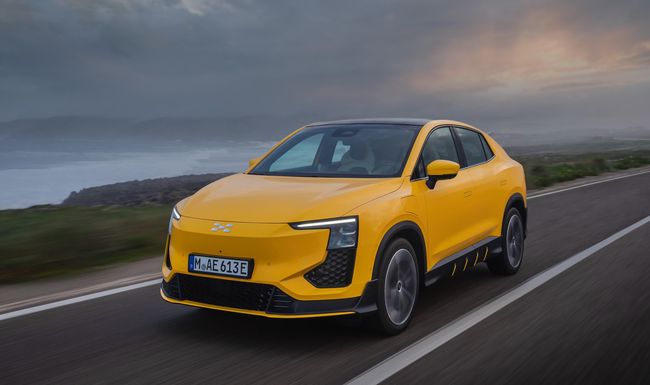 Auffällig ist er auf jeden Fall: Der Aiways U6 sorgte an der Fahrvorstellung für Aufsehen.