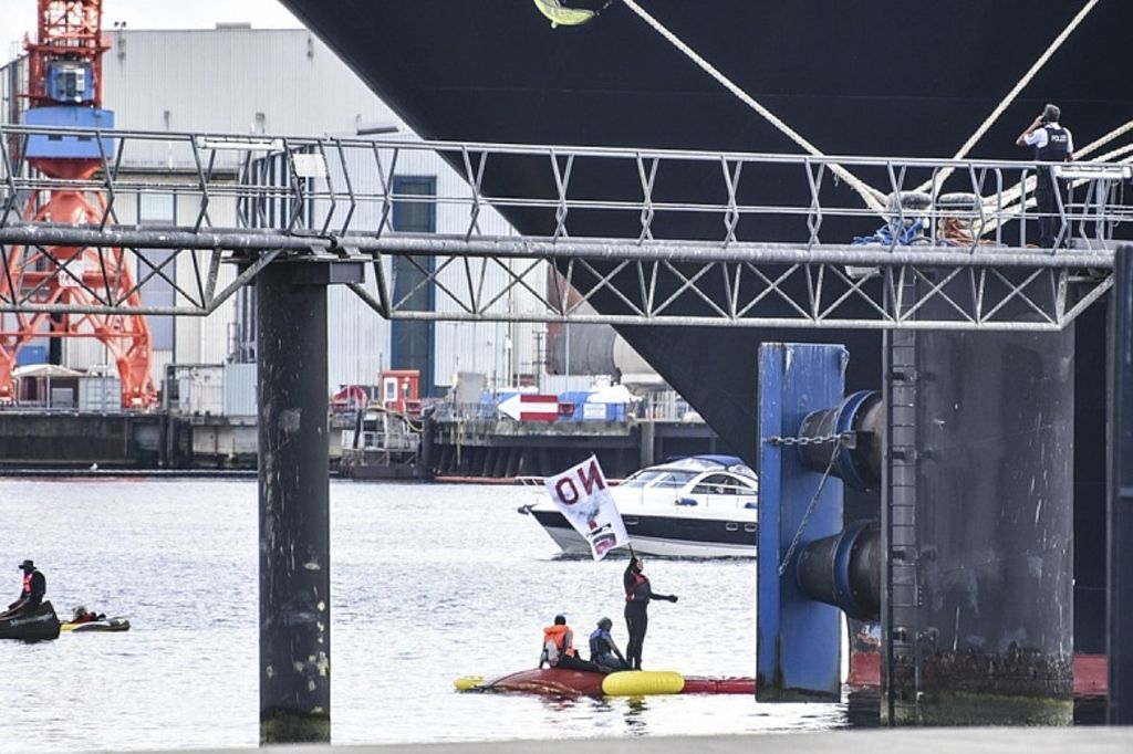 Des écologistes bloquent un paquebot