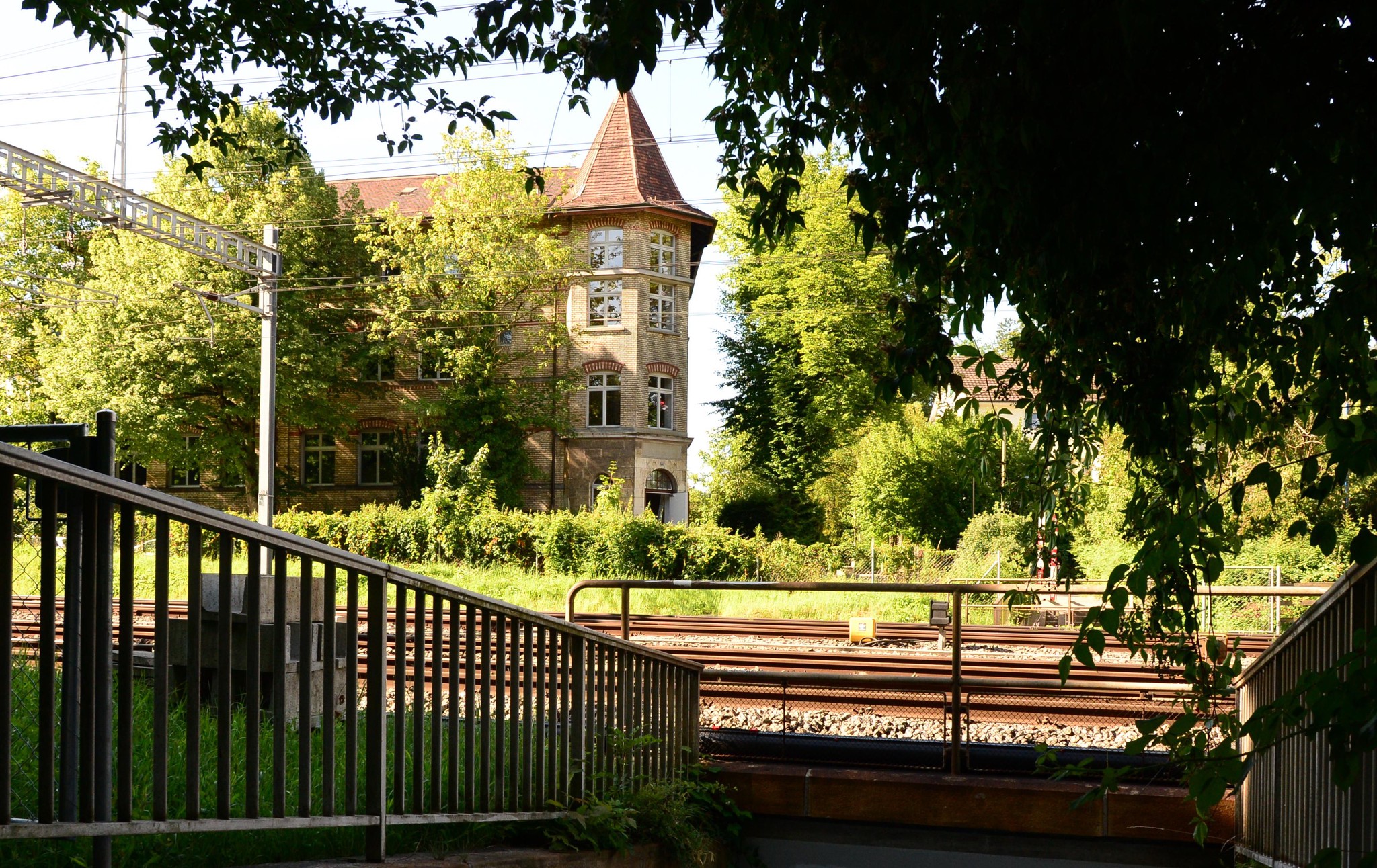 Der prägnante Backsteinbau im Inneren Lind diente jahrzehntelang als Schulhaus, zuletzt der Privatschule SalZH.