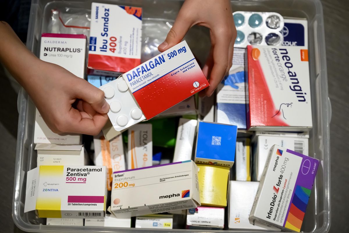 Médicaments sur ordonnance et en vente libre dans une boîte, incluant Dafalgan et Ibu Sandoz, photographiés à Daillens.