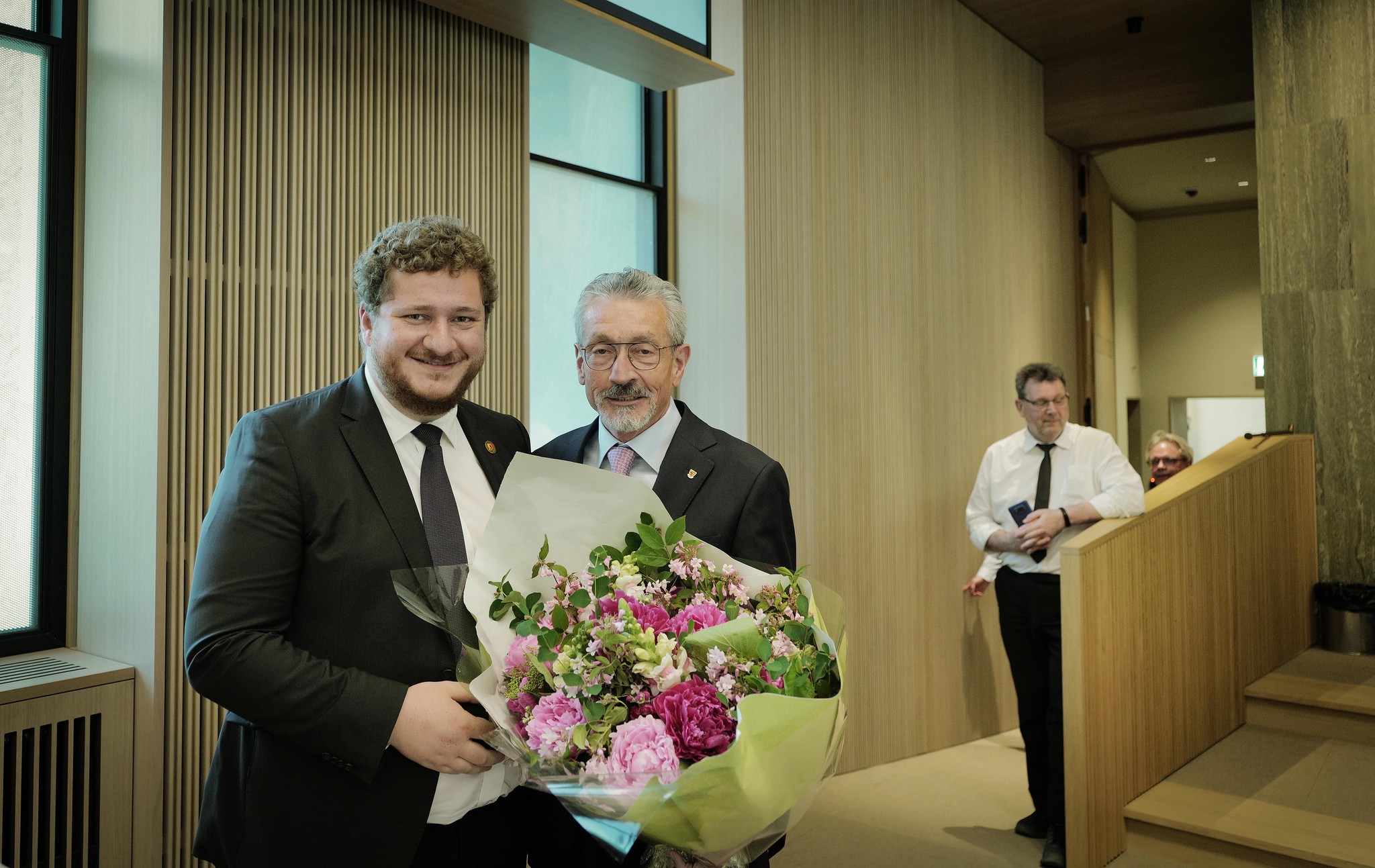 Passation des pouvoirs fleurie entre le président sortant, Diego Esteban (à gauche), et le nouveau premier citoyen du canton, le PDC Jean-Luc Forni.