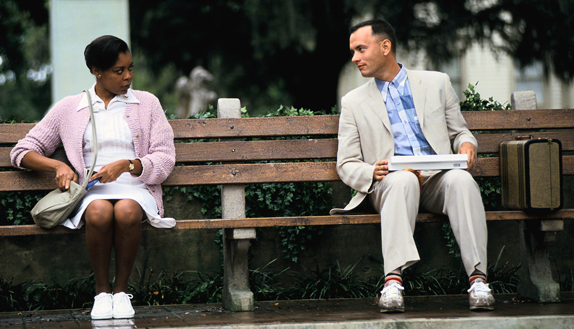Tom Hanks und Rebecca Williams sitzen auf einer Parkbank in einer Szene aus dem Film «Forrest Gump».