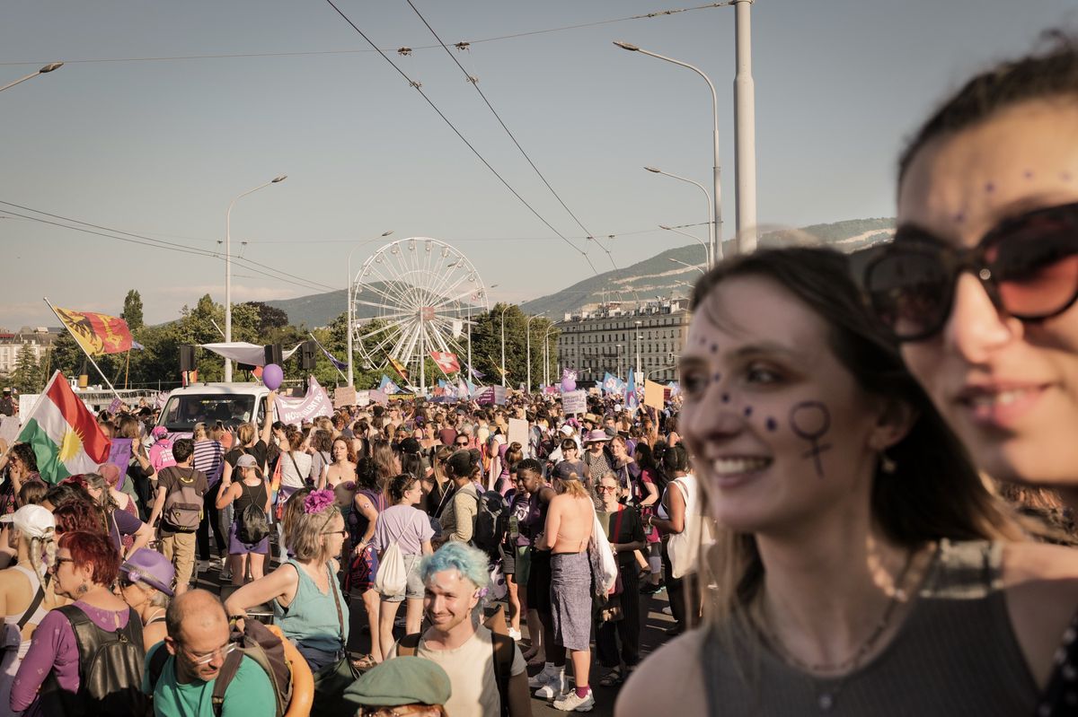 Genève, le 14 juin 2023. Grève Féministe 2023. Le cortège, pont du Mont-Blanc.