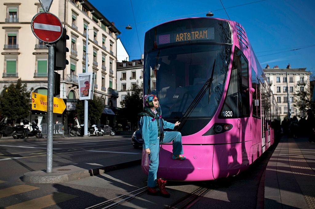 Pipilotti Rist habille un tram de rose