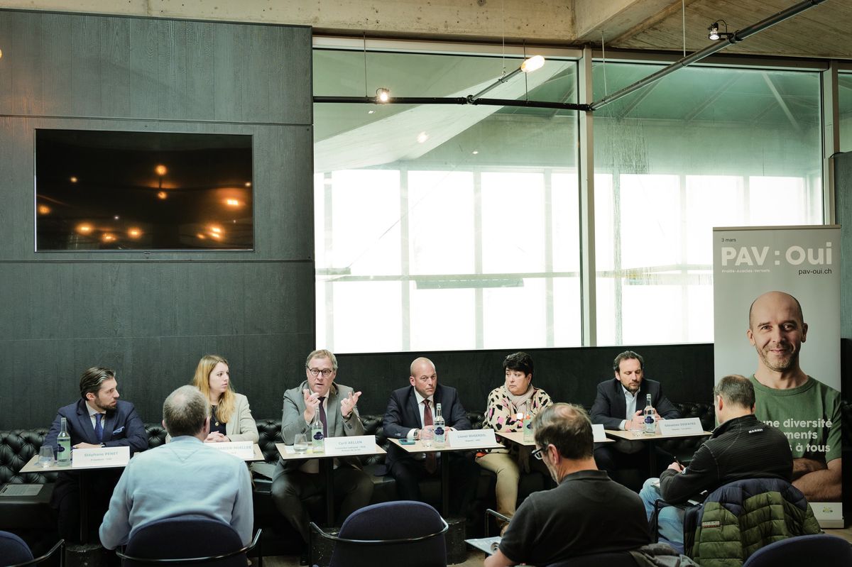 Genève, le 30 janvier 2024. Conférence de presse au sujet du PAV: avec de gauche à droite sur la photo, Stéphane Penet (président de la CGI), Diane Barbier-Mueller (députée PLR), Cyril Aellen (cons national PLR et auteur de la loi), Lionel Dugerdil (député UDC), Ana Roch (députée MCG) et Sébastien Desfayes (député Le Centre).