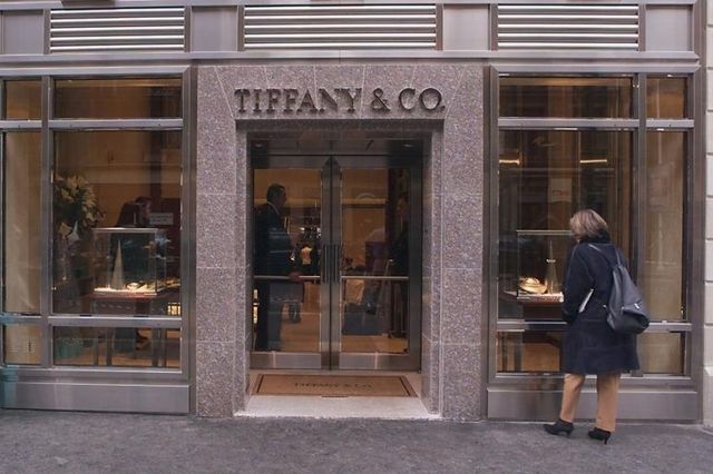 Le bénéfice de Tiffany plonge de plus de 50%.