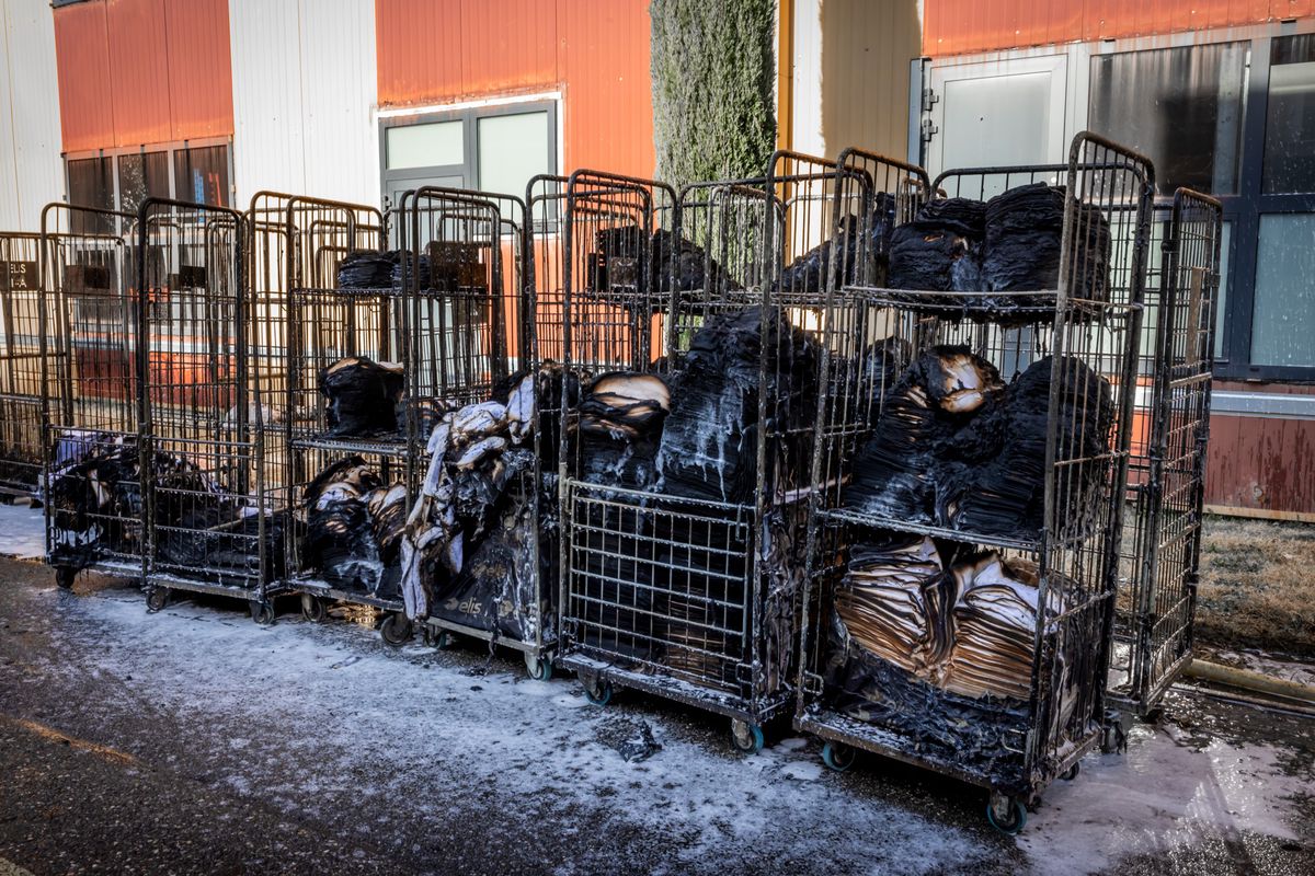 Geneve, le 30 decembre 2023. Un feu a ravage deux entreprises de la zone industrielle de Plan-les-Ouates, dans la nuit de vendredi a samedi, au 142, chemin du Pont-du-Centenaire. Une blanchisserie industrielle et une entreprise de construction ont ete totalement detruites par les flammes. Les degats sont considerables. © Magali Girardin