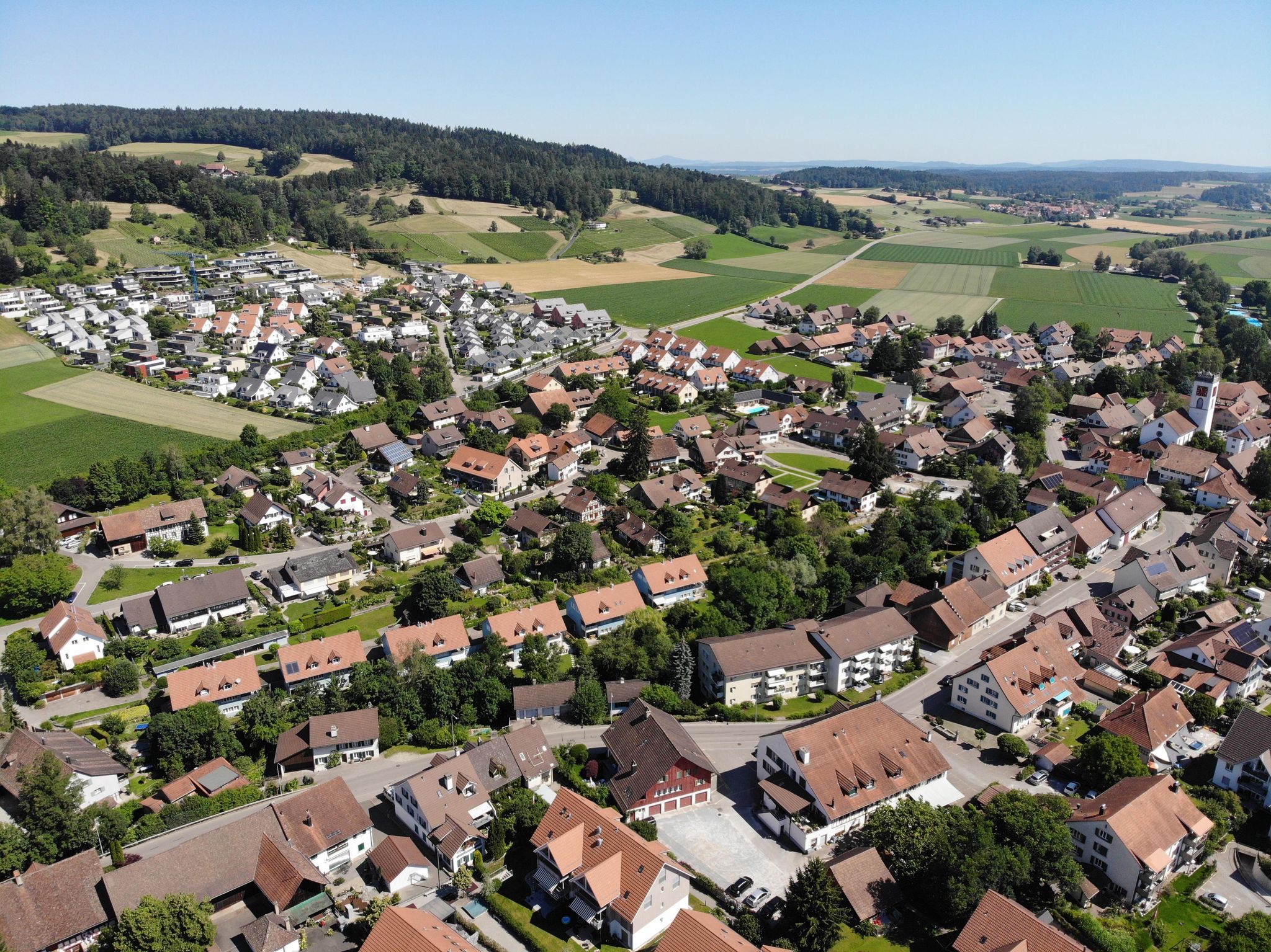 Die Gemeinde Neftenbach, hier mit Blick Richtung Aesch, hat eine BZO nach modernsten Kriterien. 