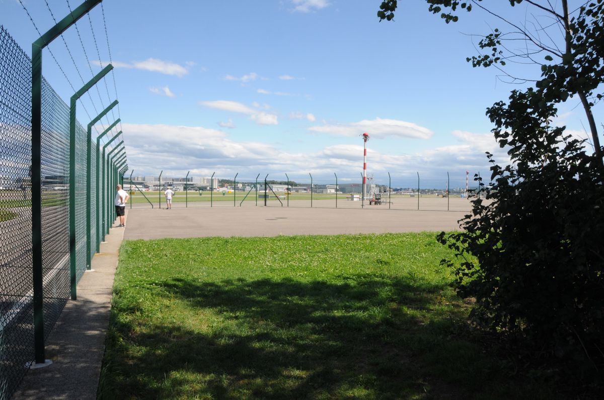 Auf diesem befestigten Platz ist die neue Spotterplattform geplant.