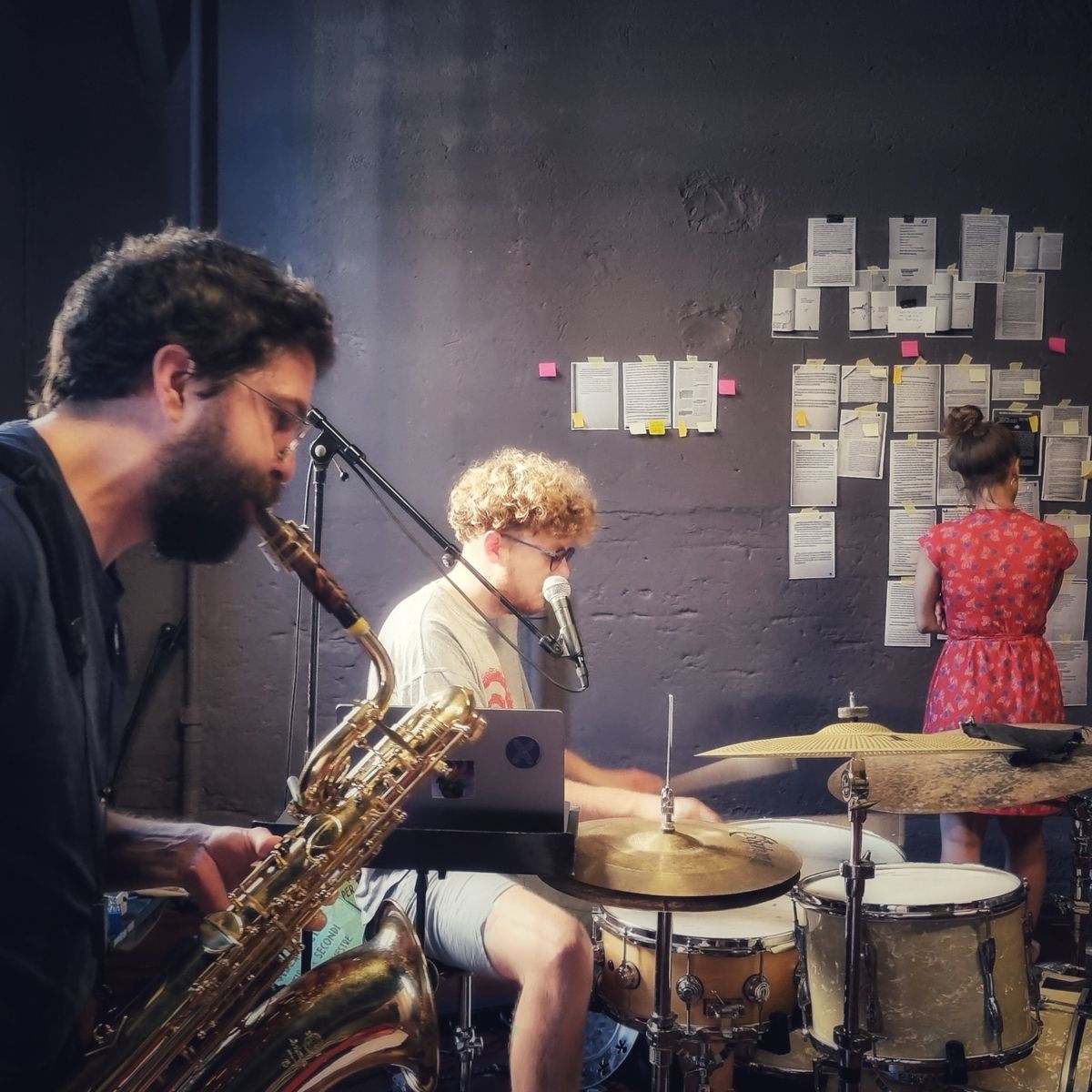 Le duo musical Hors-Piste, formé de Yann Hunziker à la batterie et de Micaël Vuataz au saxophone, ici en répétition. Ils accompagneront les mots des auteurs d'ici dans «La fin du monde, c'est poétique». 