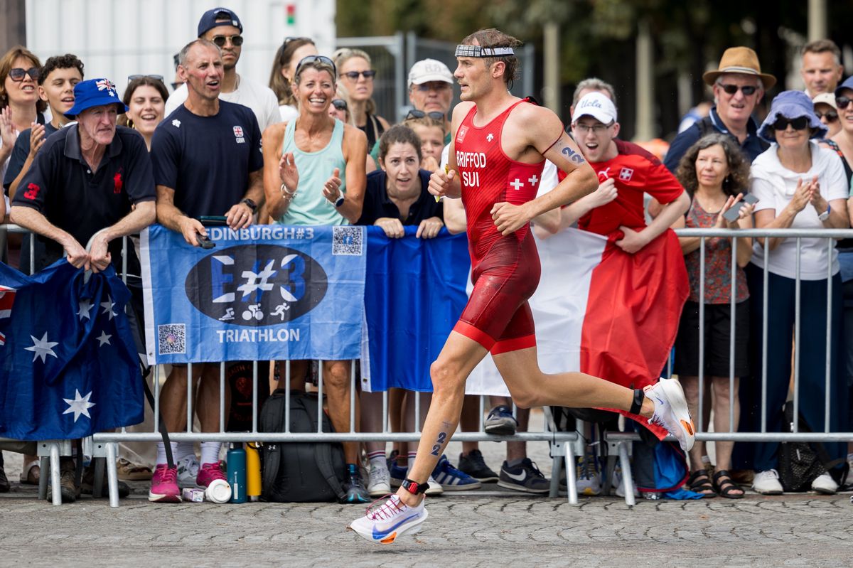 Le suisse Adrien Briffod, pendant la couse de triathlon masculin, lors des Jeux Olympiques de Paris 2024, le mercredi 31 juillet 2024 a Paris en France (Bastien Gallay / GallayPhoto)