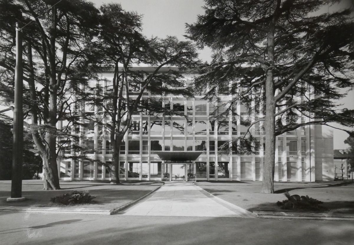 L’entrée du bâtiment et les cèdres qui lui ont donné son nom.