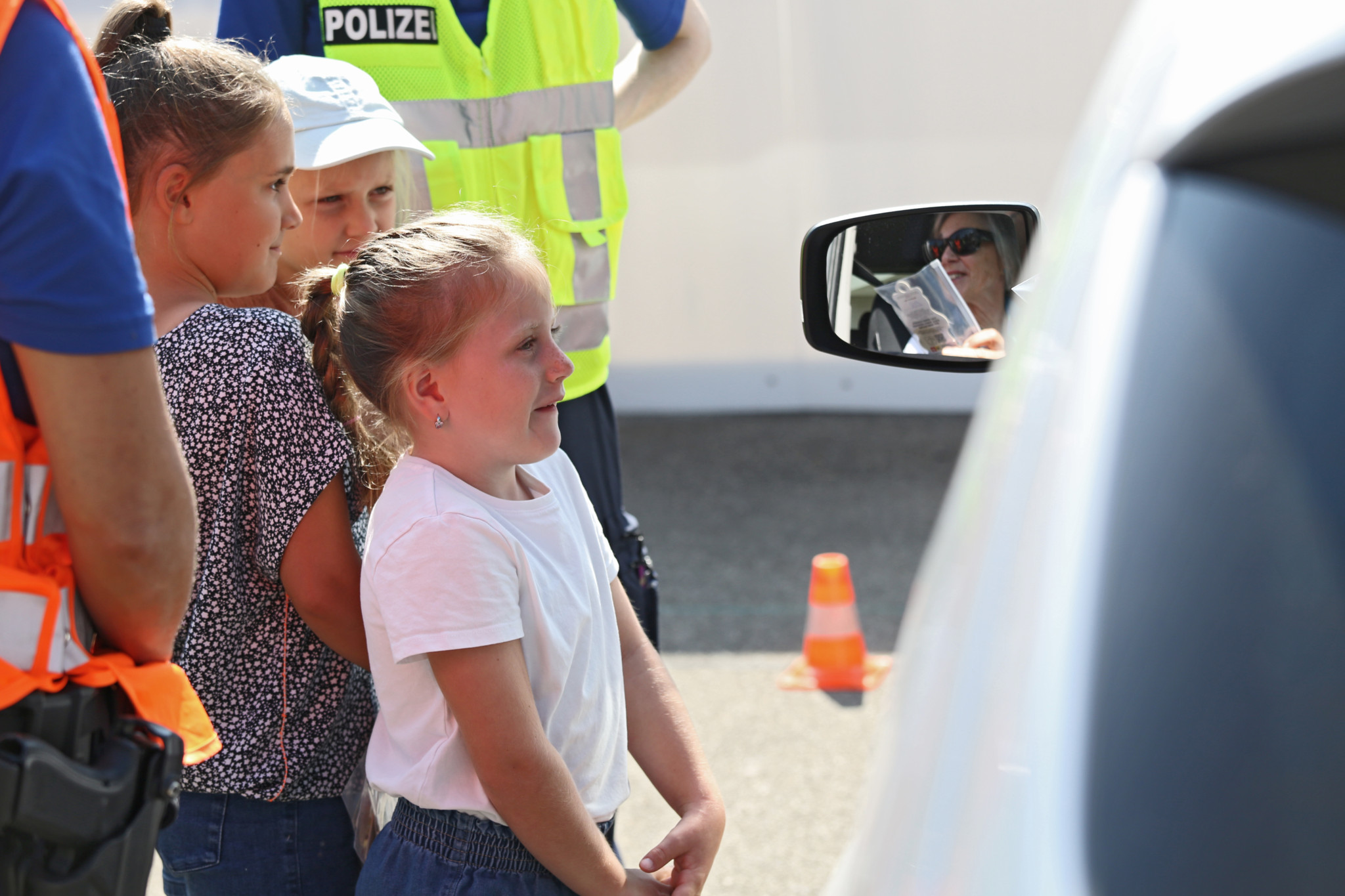 In Hombrechtikon erinnerten Schulkinder mit Polizisten an den aktuellen Schulbeginn.