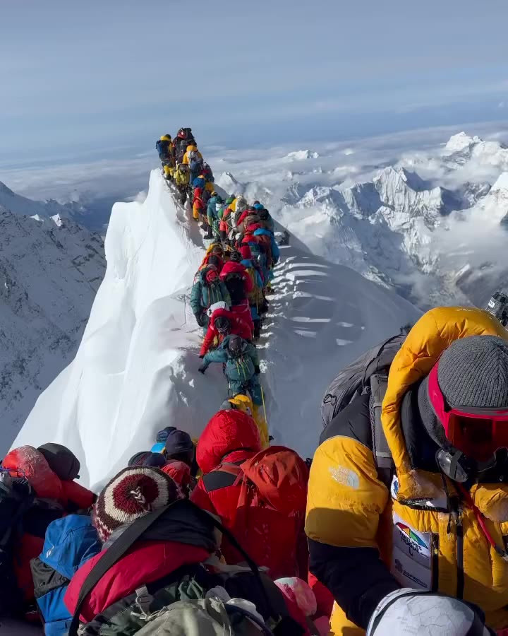 Neuer Rekord an Bergsteigern: Rekordzulassungen und verspäteter Start: Droht am Mount Everest Stau?