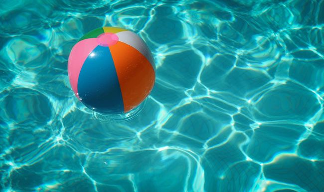 Ball schwimmt auf dem Wasser.