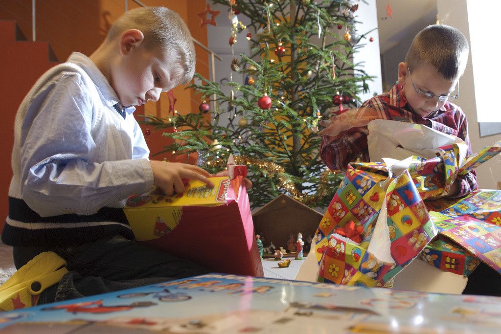 The young boys Justin and Eliott unwrap their Christmas presents, sitting underneath the Christmas tree on the eve of Christmas, December 24, 2011 in Daillens, canton of Vaud, Switzerland. (KEYSTONE/Laurent Gillieron)

Les jeunes garcon Justin et Eliott deballent le papier autours de leur cadeau de Noel devant le sapin le soir de la veillee de Noel ce samedi 24 decembre 2011 a Daillens. (KEYSTONE/Laurent Gillieron)