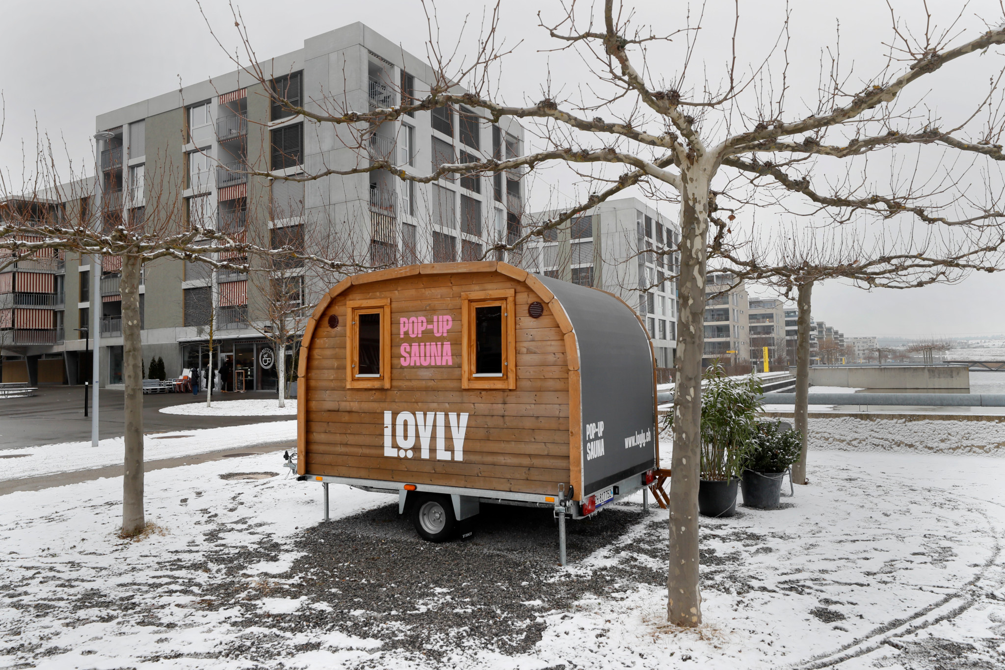 Sauna-Test: Loeyly-Sauna ist die erste mobile und vollautomatische Sauna im Zuercher Unterland - Redaktor Peter Weiss testet diese.