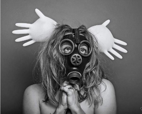 «La prière».  Un portrait de l’artiste réalisé durant la période de semi-confinement.