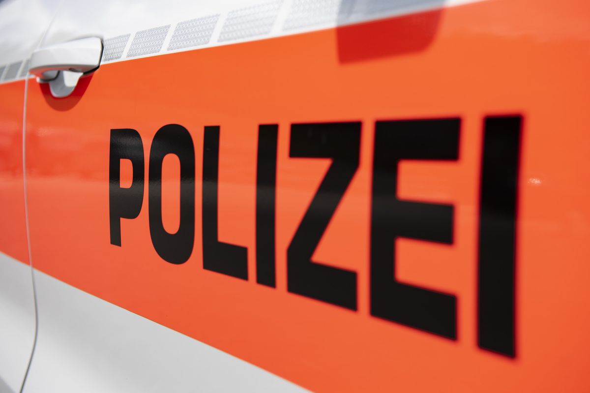 Die Aufschriften der Zuericher Kantonspolizei an einem Polizeiauto anlaesslich der Gubrist Tunnel Eroeffnung vom Montag, 3. Juli 2023 in Regensdorf im Kanton Zuerich. (KEYSTONE/Urs Flueeler).