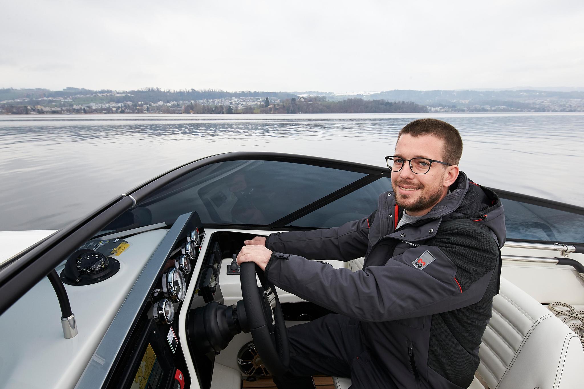 Dominique Jürg Weber in einer Cranchi E26 auf dem Zürichsee.