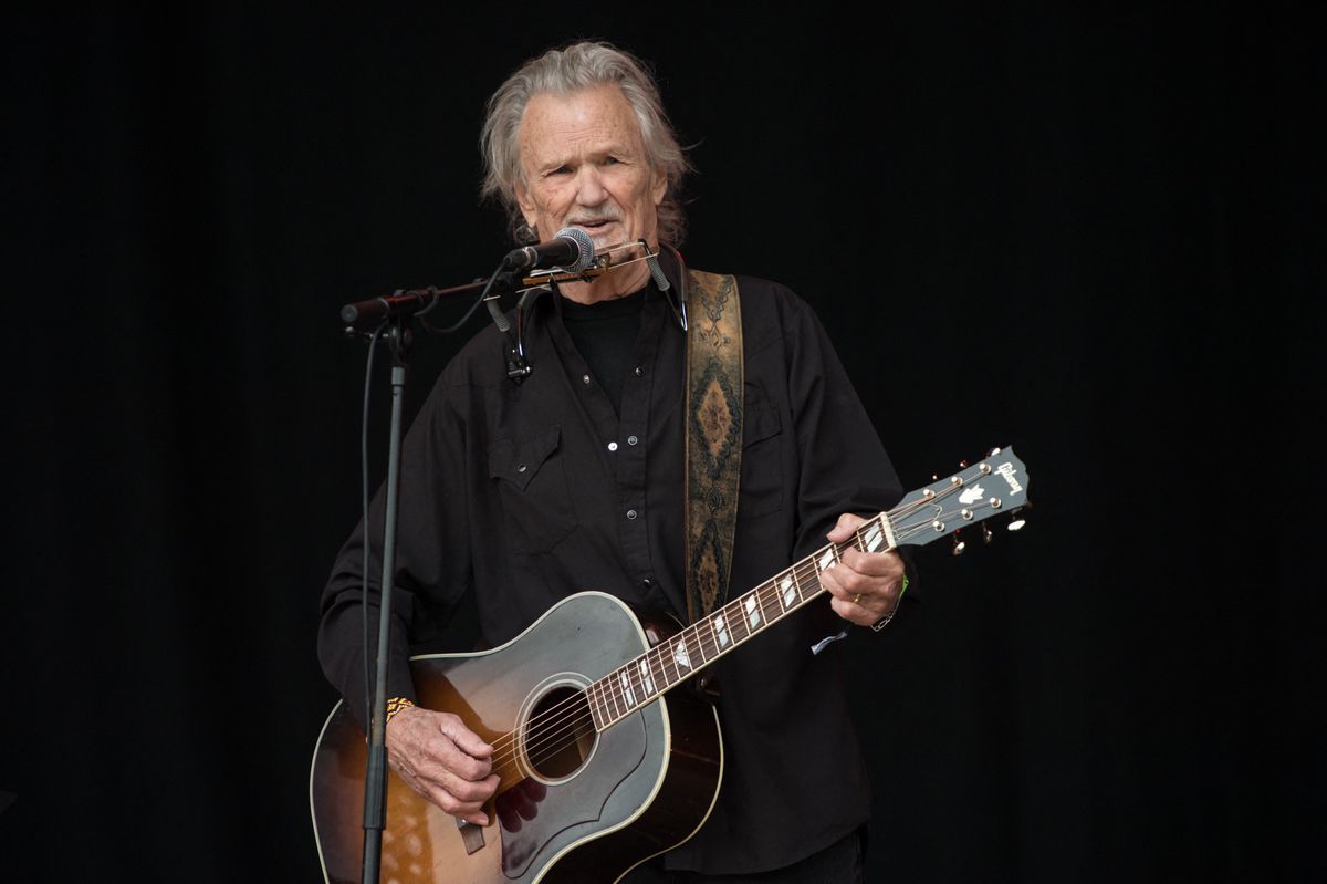 Kris Kristofferson joue de la guitare et chante sur la scène de la Pyramide lors du Festival de Glastonbury à Worthy Farm, le 23 juin 2017.