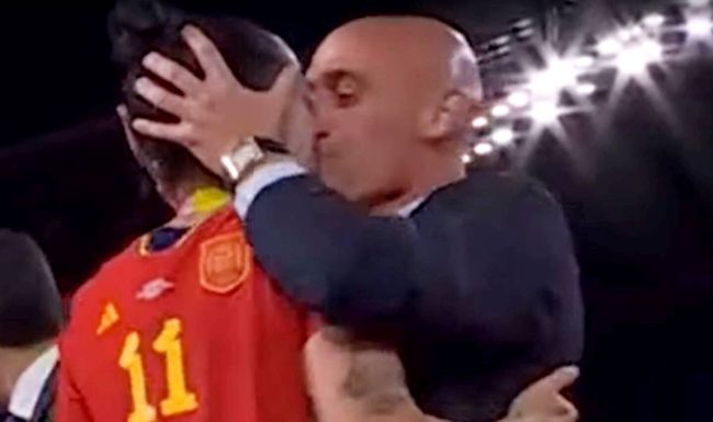 le 20 août le baiser containt entre le
président de la Fédération espagnole de foot, Luis Rubiales, qui a embrassé contre son gré la buteuse Jennifer Hermoso après la victoire de la Roja.