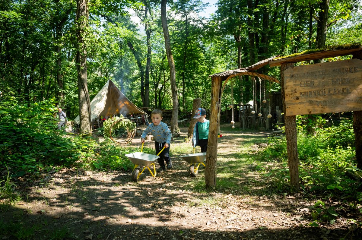 Saint-Triphon (VD), le 4 juin 2024. Sylvie Rossier (t-shirt bleu-vert), instigatrice de la crèche des Baroudeurs du caillou, garde des bambins en pleine nature. Photo: Sébastien Anex
