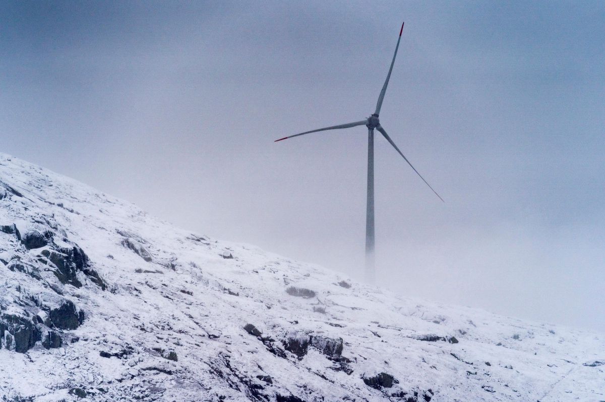 Ein der fuenf Windkraftanlagen mit einem 98 Meter hohen Mast und einem Rotor mit einer Spannweite von 92 Metern, die auf dem Gotthardpass stehen, aufgenommen in einem Schneesturm am Freitag, 30. September 2022 .(KEYSTONE/Gaetan Bally)