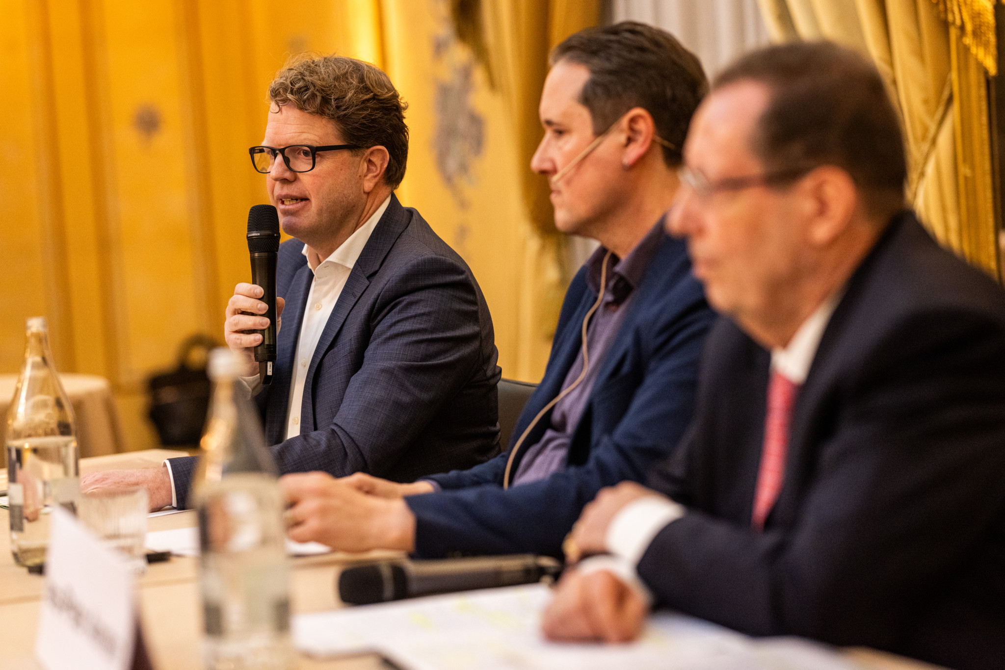 Gemeindepräsident Markus Ernst (FDP) spricht am Wahlpodium in Küsnacht ins Mikrofon.