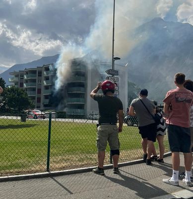 Un immeuble en feu entièrement évacué