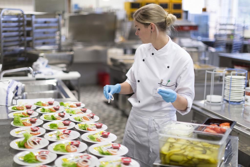 Die Vegane Variante wird zum Menu 1: Eine Köchin bereitet in einem Spital in der Stadt Zürich Mahlzeiten zu.