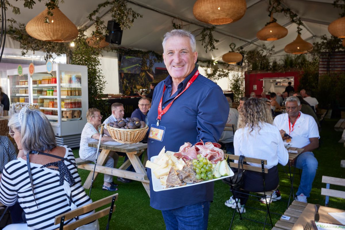 Martigny, le 29 septembre 2023. Reportage sur la brisolée au stand de la Grange Rouge à la foire du Valais. Francis Bourquenez, responsable du stand, et sa célèbre brisolée.       Photo Yvain Genevay / Le Matin Dimanche