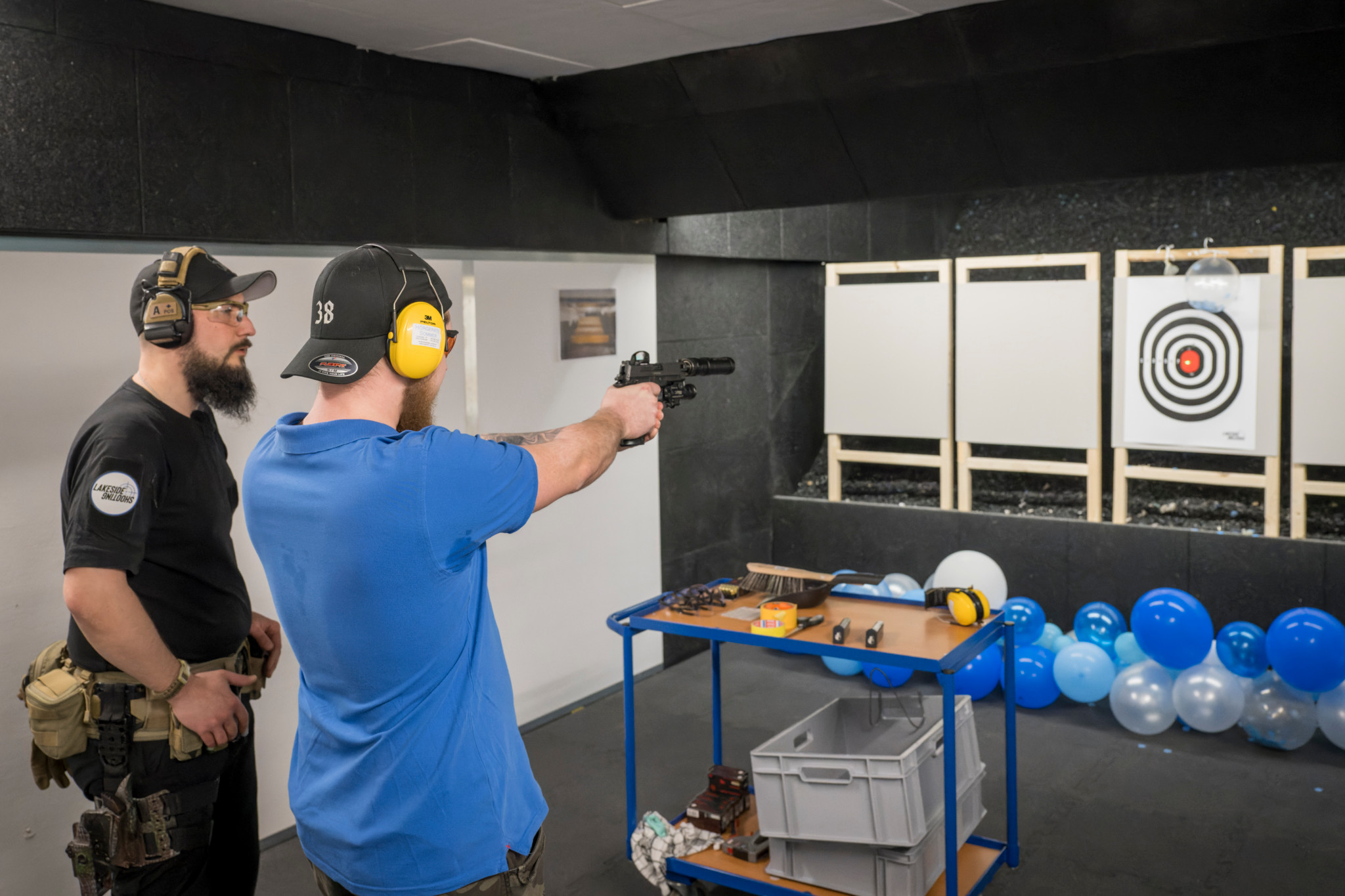 Nach zwei Jahren Planung eroeffnet in der Au in Waedenswil die Indoor-Schiessanlage Lakeside Shooting. 
Schiessinstruktor Lucas Berger.

Foto: Michael Trost / Tamedia AG.