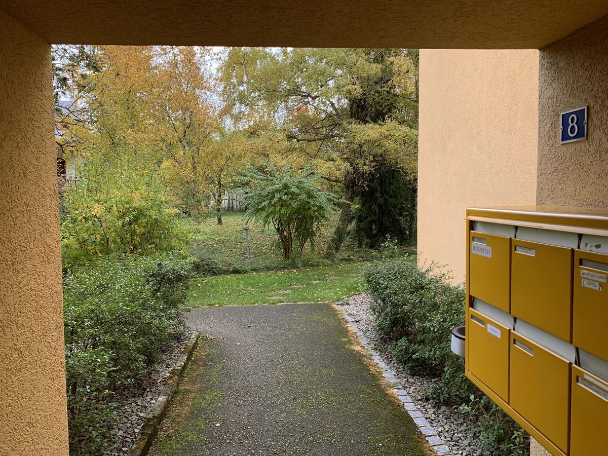 Un homme inconnu de la victime avait fait sortir cette dernière de son immeuble à la nuit tombée en prétendant avoir embouti sa voiture. La quadragénaire avait ensuite été littéralement mise à feu par un deuxième individu.