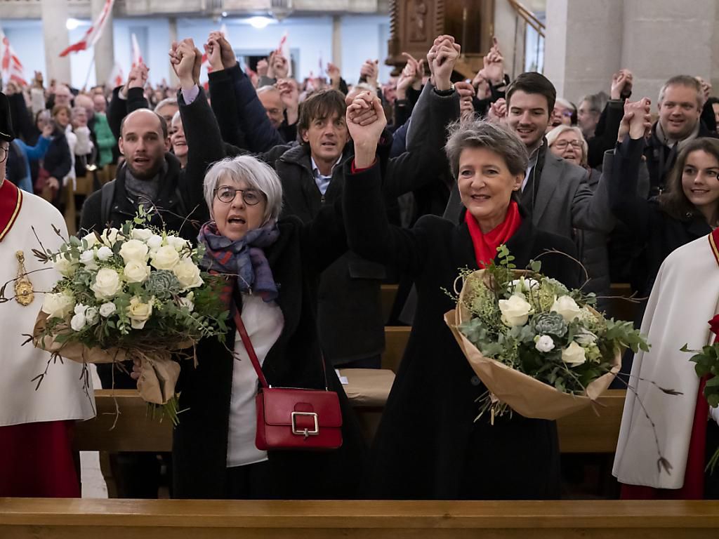 Lors de la seconde partie officielle à l’église des Breuleux, Elisabeth Baume-Schneider et Simonetta Sommaruga ont entonné avec le reste de l’assistance la Rauracienne, cette hymne cantonale que les Jurassiens aiment chanter dans les moments forts.