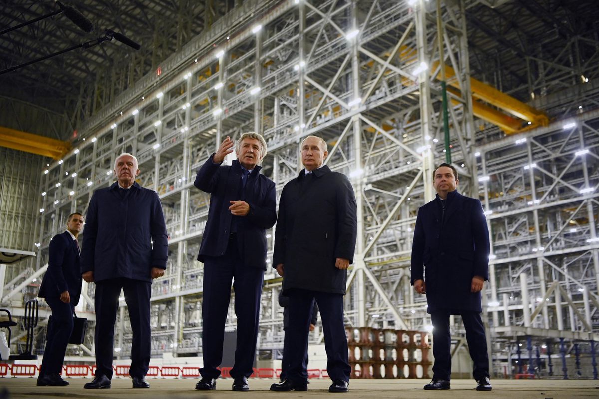 Vladimir Poutine et Leonid Mikhelson visitent le CSCMS de Novatek-Murmansk à Belokamenka, région de Mourmansk.
