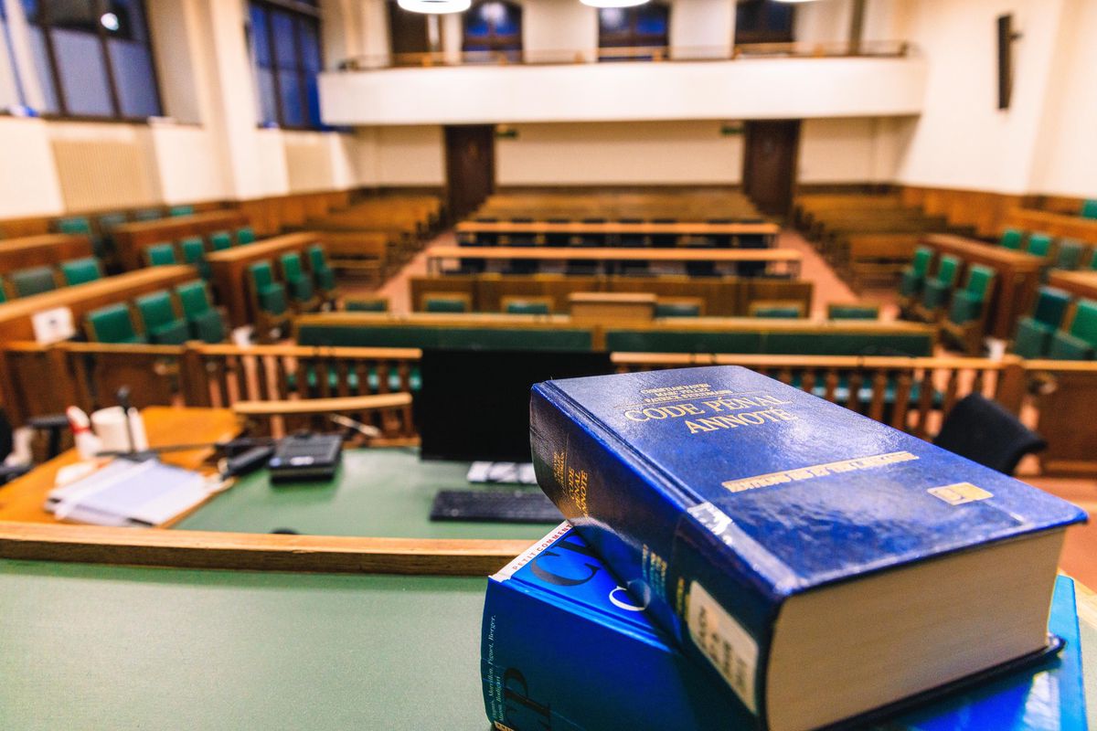 Salle d'audience du palais de justice de Genève avec livres de droit sur le bureau. Novembre 2022.