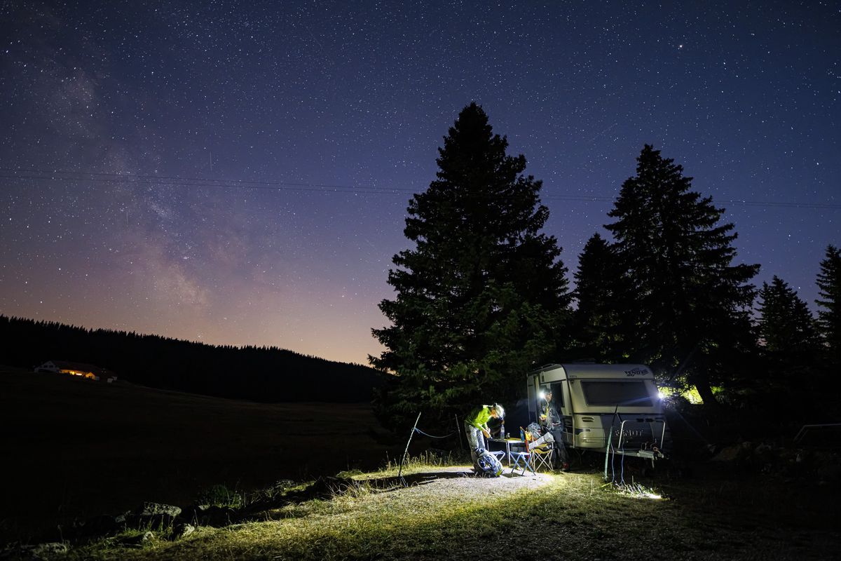 Pendant la nuit, les bénévoles de l’association Oppal prennent le relais pour surveiller moutons et jeunes bovins.