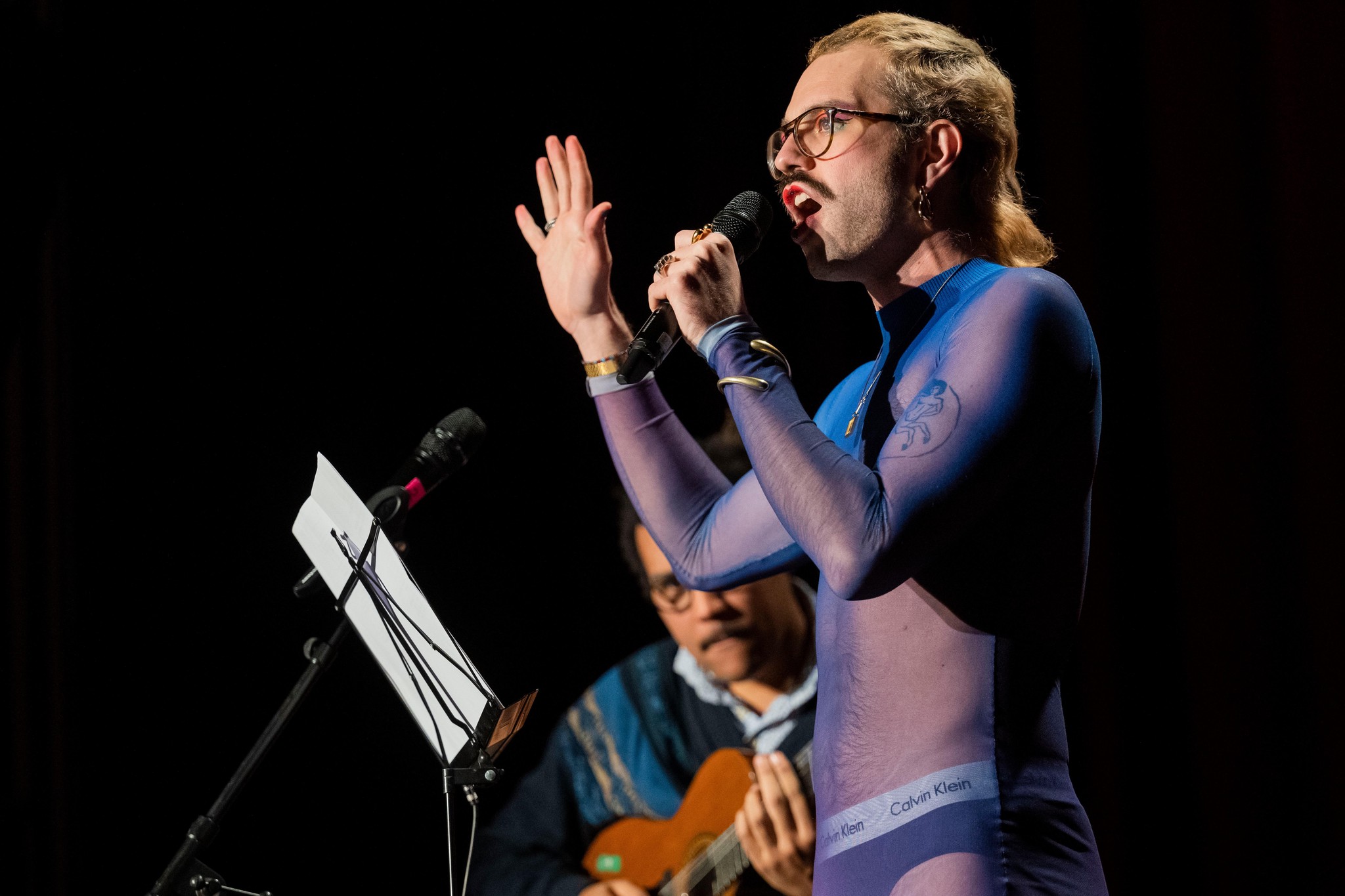 Dino Brandão und Kim de l’Horizon performen im Kaufleuten Zürich eine Hexen-Anrufung.