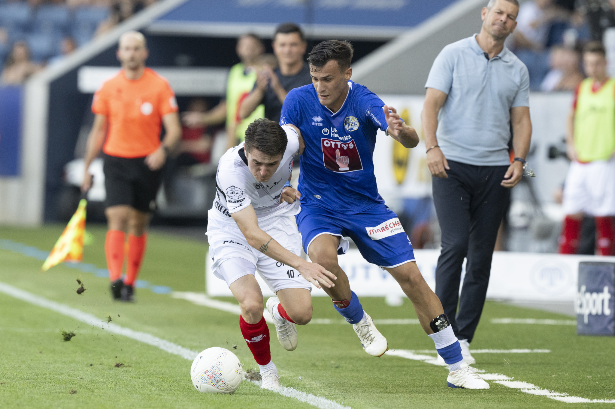 Matteo Di Giusto von Winterthur und Aleksandar Stankovic von Luzern kämpfen um den Ball während des Super League Meisterschaftsspiels zwischen dem FC Luzern und dem FC Winterthur am 24. August 2024 in Luzern.