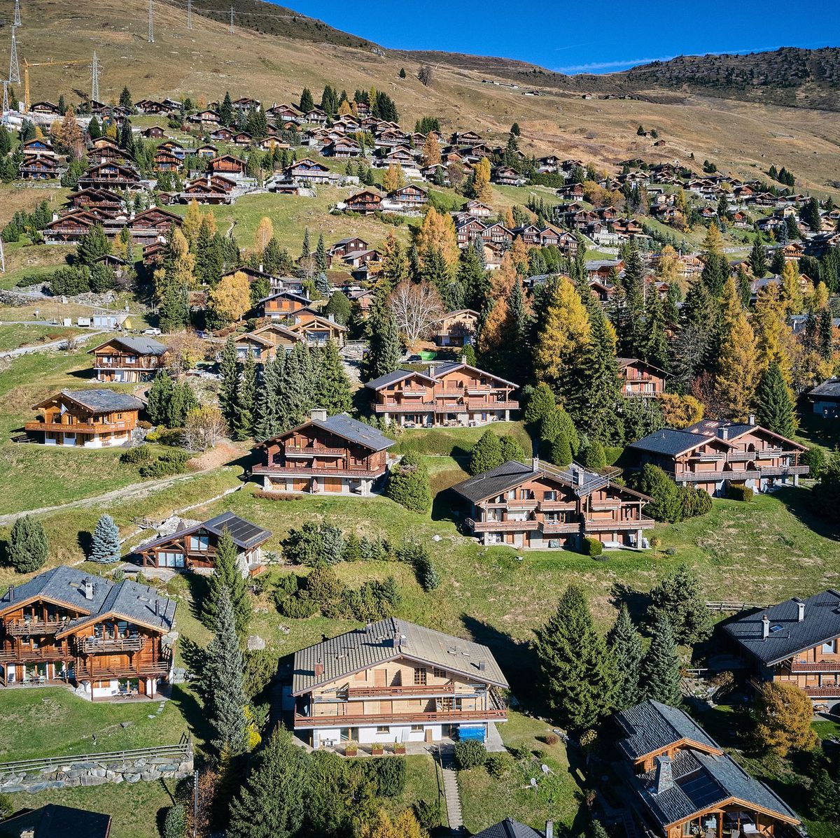 Vue aérienne des chalets à Verbier ce 1er novembre 2024. L'affaire des constructions illégales, qui éclate en 2015, concerne plus de 250 chalets de luxe. 