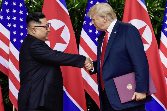 Une poignée de main historique qui vaut reconnaissance internationale pour le dictateur de Pyongyang.