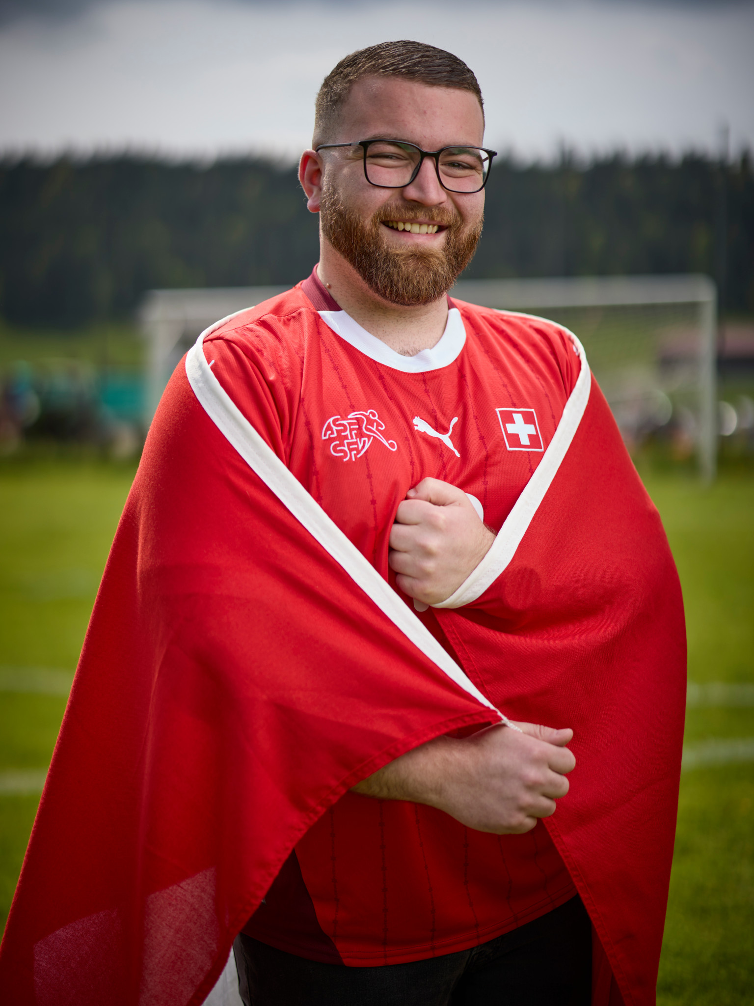 La Brévine, le 7 juin 2024. Les supporters de l'équipe nationale de foot prêt pour l’Euro 2024 : Luca Bonnet sur le terrain de foot de La Brévine.    Photo Yvain Genevay / Le Matin Dimanche