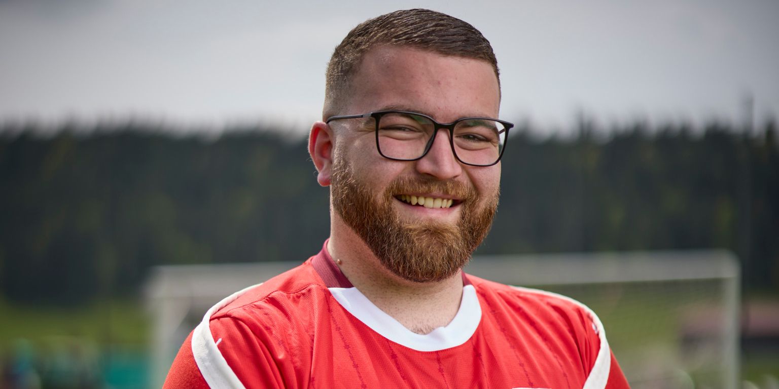 La Brévine, le 7 juin 2024. Les supporters de l'équipe nationale de foot prêt pour l’Euro 2024 : Luca Bonnet sur le terrain de foot de La Brévine.    Photo Yvain Genevay / Le Matin Dimanche