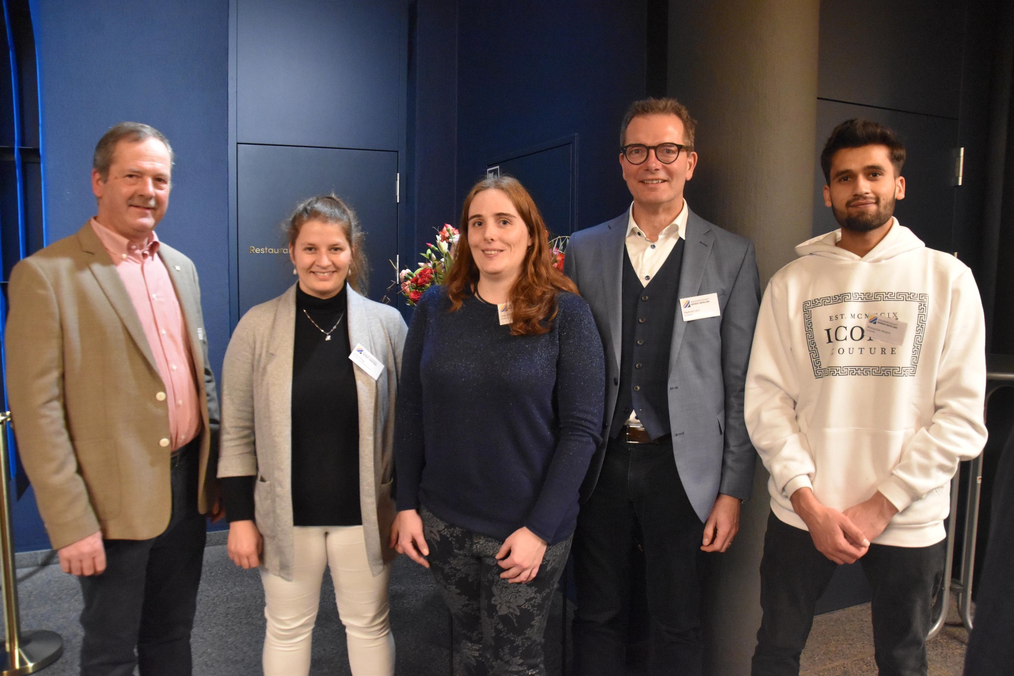 Toni von Grünigen (li.), Gemeindepräsident Saanen, Ladina Rupp und Anja Schranz, Mitarbeiterinnen Volkswirtschaft Berner Oberland, der Thuner Stadtpräsident Raphael Lanz und  Wasiqullah Miakhil, Lernender Volkswirtschaft Berner Oberland.